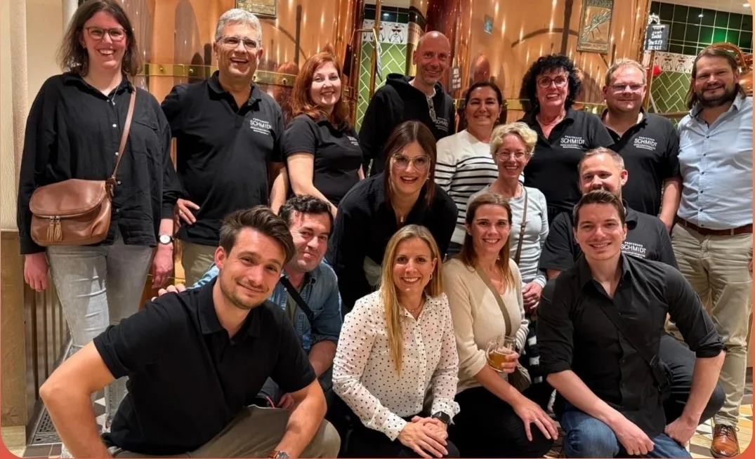 Das Team von Prof. Schmidt, Grünewald und Partner bei einer Feier