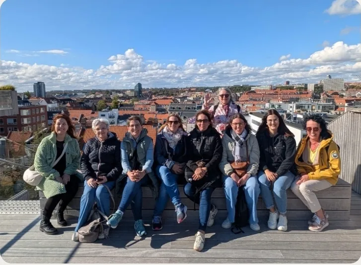 Das Team auf einer Dachterrasse über der Stadt